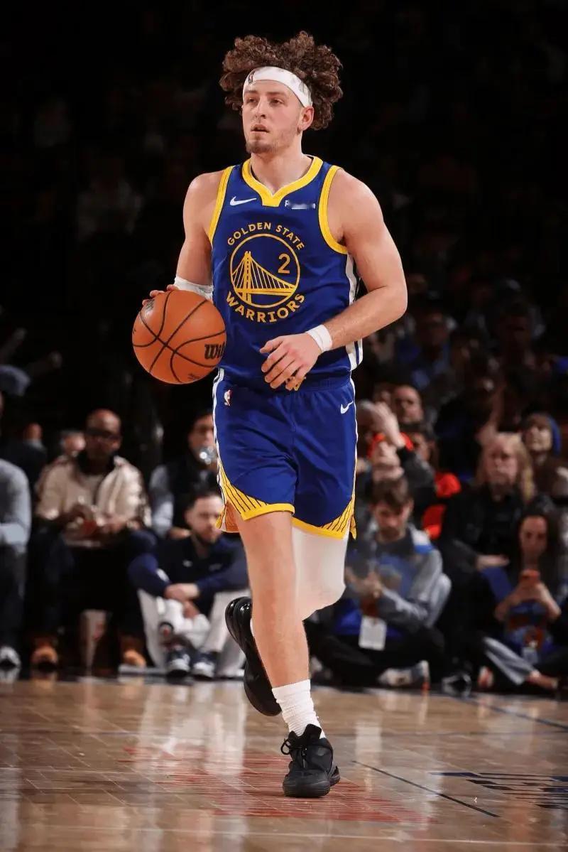 勇士总经理邓利维的操作能力也很一般，跟勇士四冠经理迈尔斯差距不少。连波杰姆斯基都
