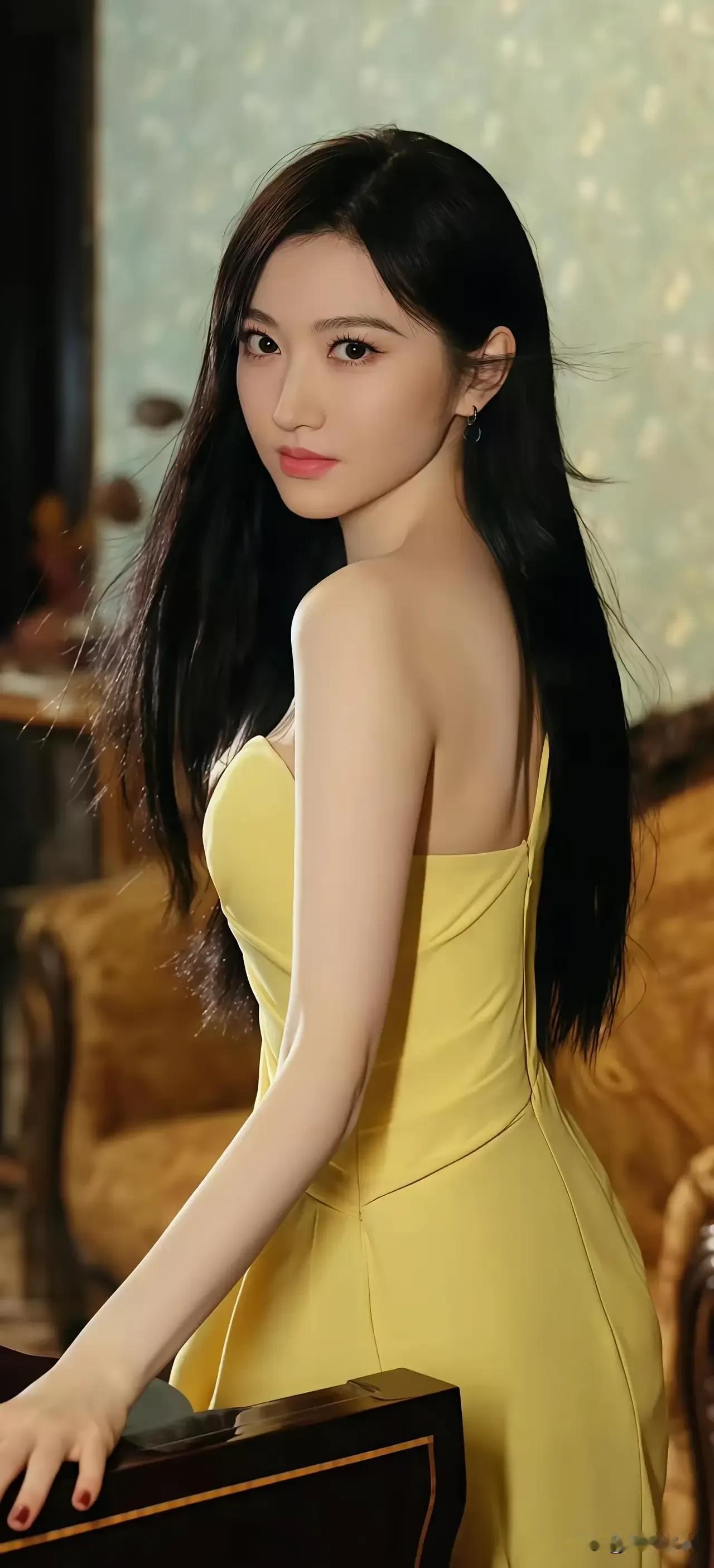明黄缎面吊带裙衬着暖调复古室内，顺直长发搭配揉出明艳又优雅的晚宴氛围感💛气质
