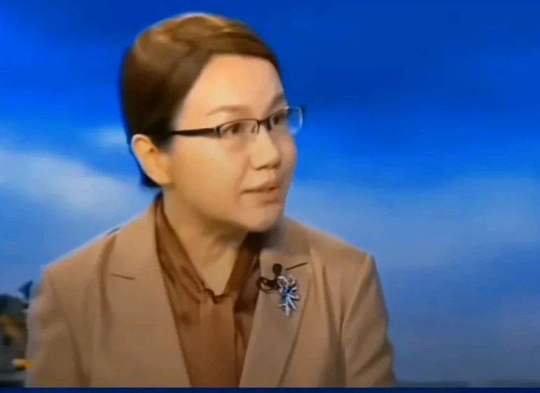 发现现在这个专家尽讲废话现在这个专家已经脱下军装，过去是军人时，常旁引博证，对