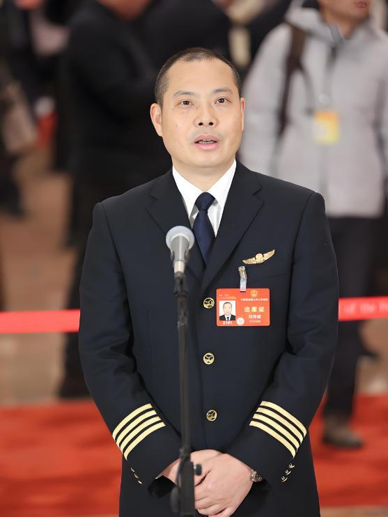 刘传健，男，汉族，1972年11月出生，重庆市人，1991年参军入伍，1993年