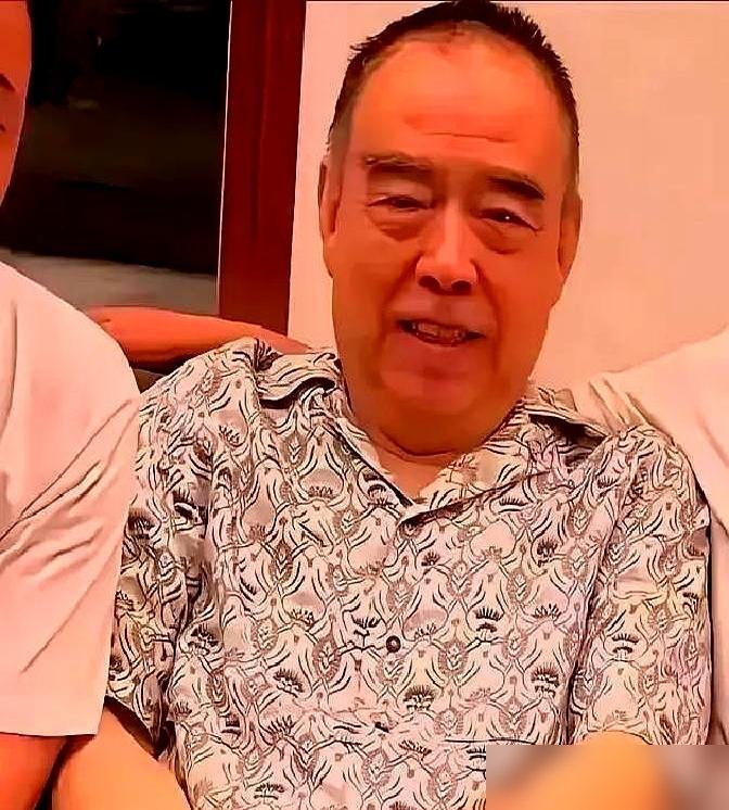 74岁陈凯歌在三亚家宴上，穿着万元衬衣站着给亲戚挨个倒酒剥虾，腰弯得比片场骂人时低多了。这画面跟儿子