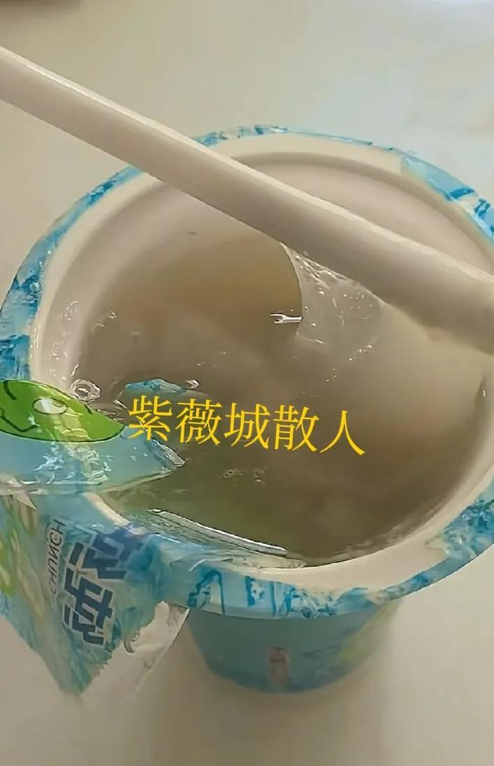 近日，太原市某美女因为天热买了一杯冰绿豆沙打算解解暑，结果却被惊住了！各位可以