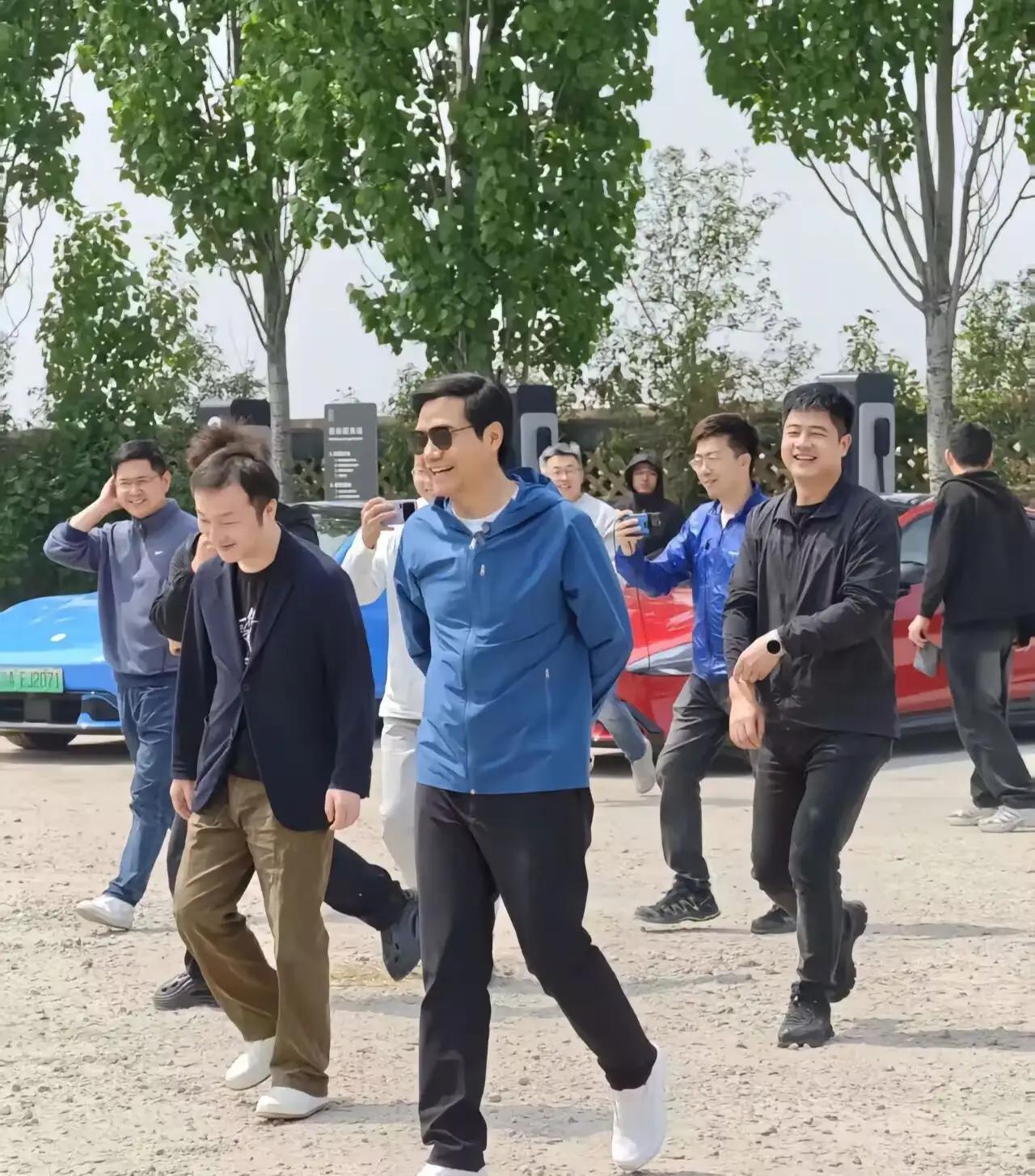 临沂这帮人是真会整活。雷军开着小米汽车从北京往上海跑，搞长续航直播，结果临