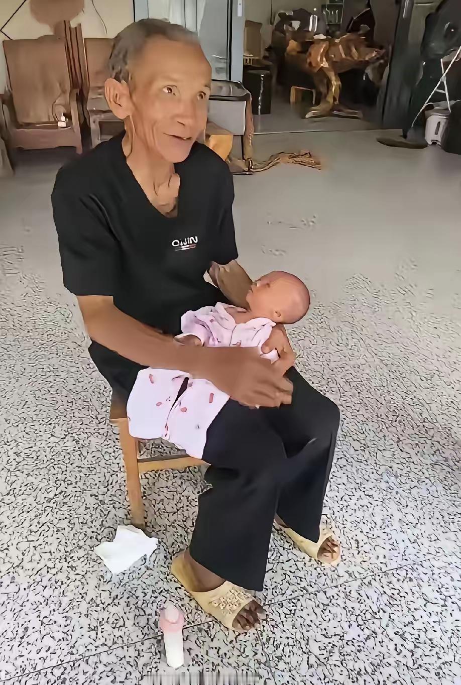 68岁大爷喜提头胎，满月宴上笑开花，网友却吵翻了：是圆满还是自私？广西一位68