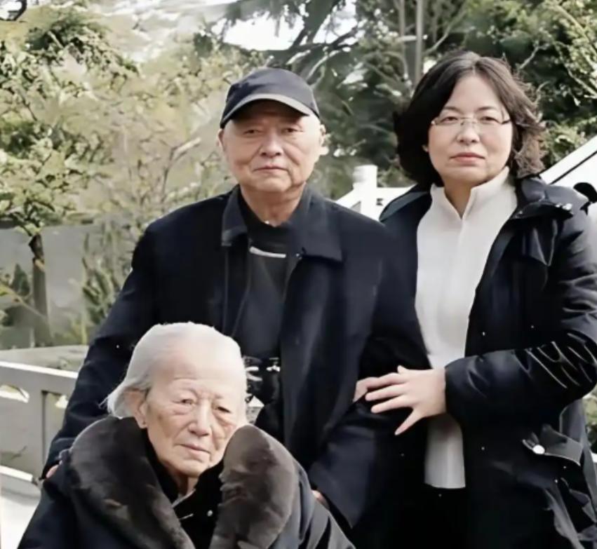 2005年，抗日战争胜利六十周年，一位年近百岁的老人从台湾回到成都，在丈夫牺牲的