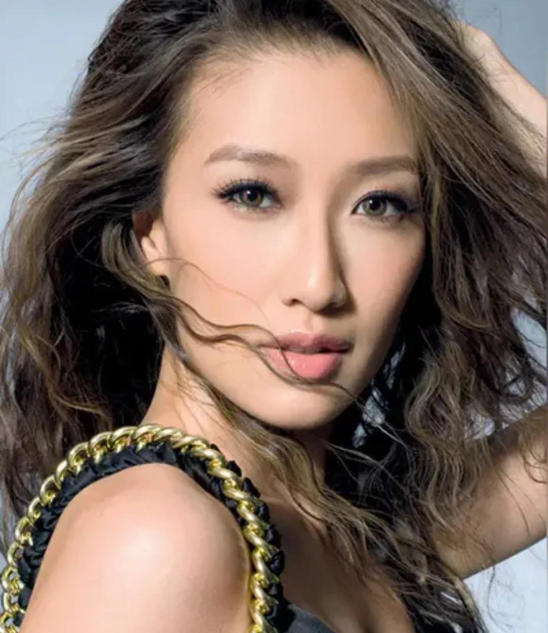谢霆锋的妈妈狄波拉接受采访，大夸两个孙子有教养，有礼貌！有网友就问了，你的两个