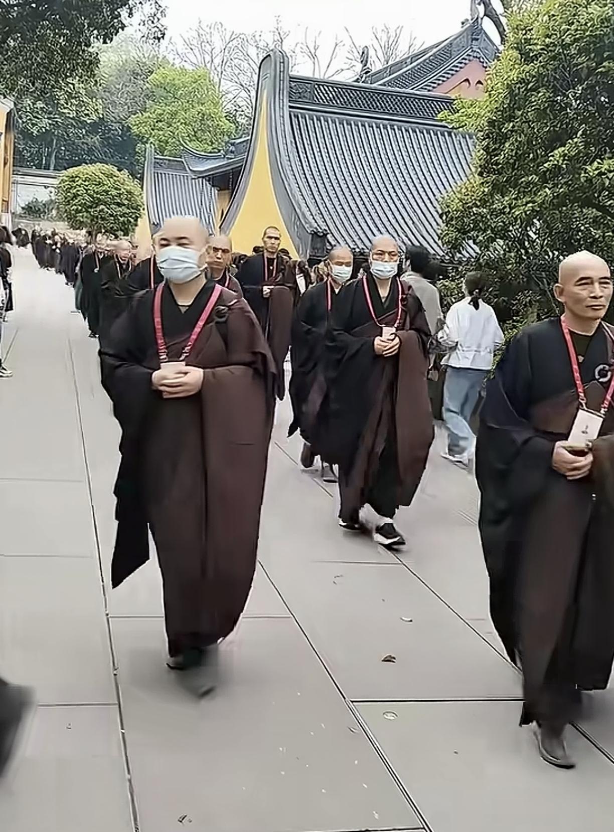 我一直非常好奇，一个寺庙究竟有多少僧人？看规模应该很大！他们从事生产吗？他们是构