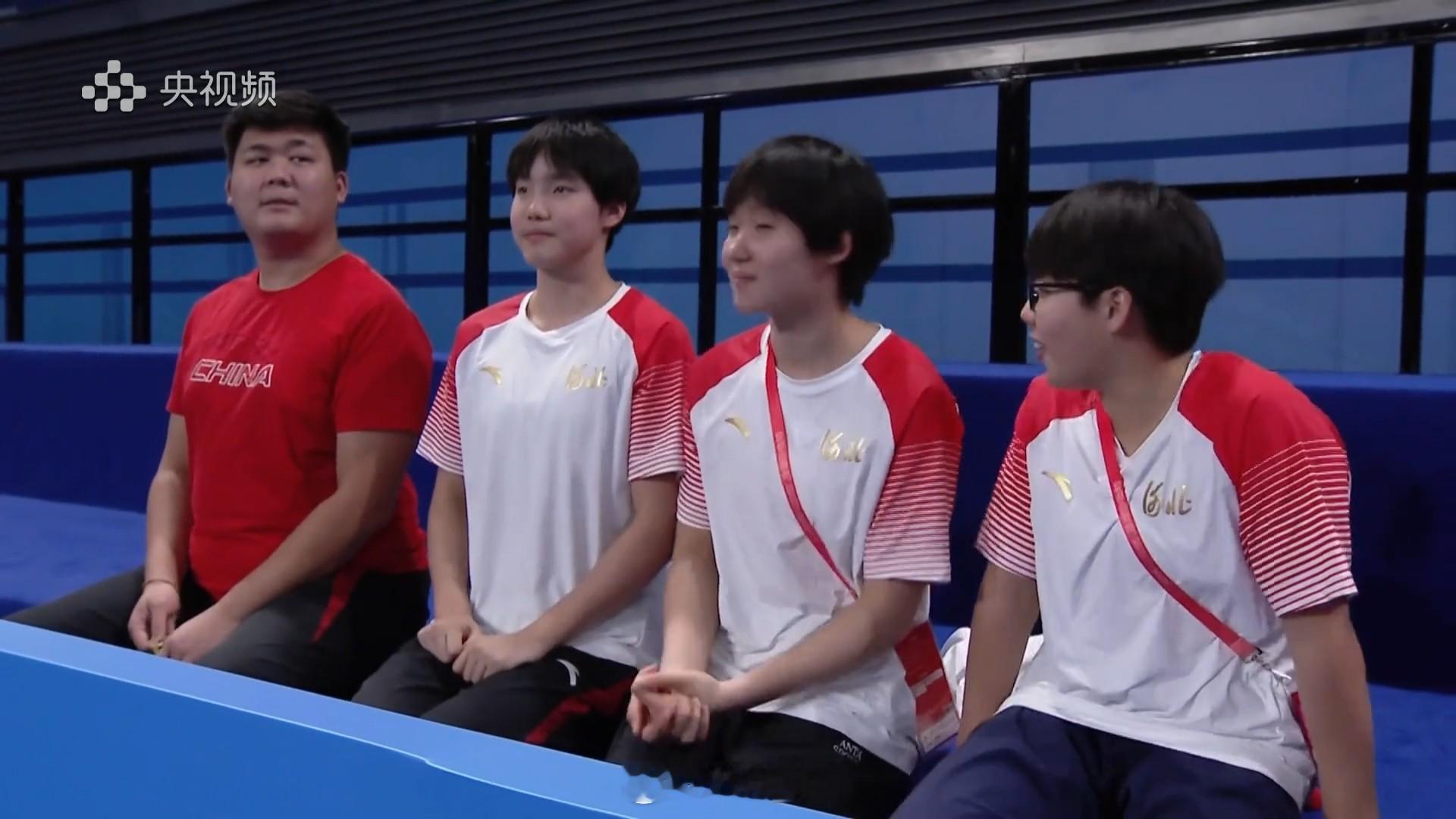 端庄的小孩姐！哈哈哈太可爱了！