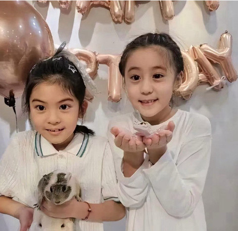 贾静雯晒小女儿8岁庆生照，牙齿不整齐需矫正，但眼睛好大像妈妈​​​