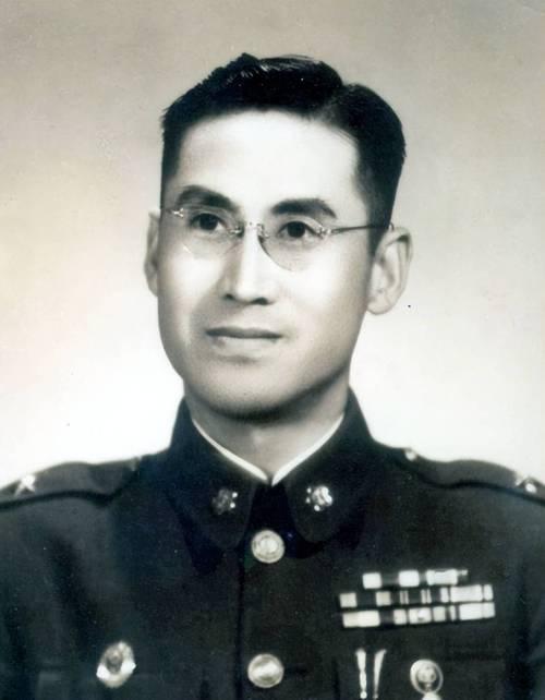 [点赞]1994年2月，韩练成中将的儿子韩兢在澳门出差，特意去拜访父亲的老友吕