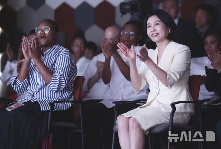 韩国第一夫人美到南非去了，李在明老婆金惠景也太优雅了，气质真的好。 她不