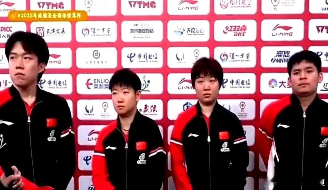 蒯曼一个人上去打单打，王曼昱、王艺迪她们都坐着看。别觉得教练组是乱安排，这棋下得