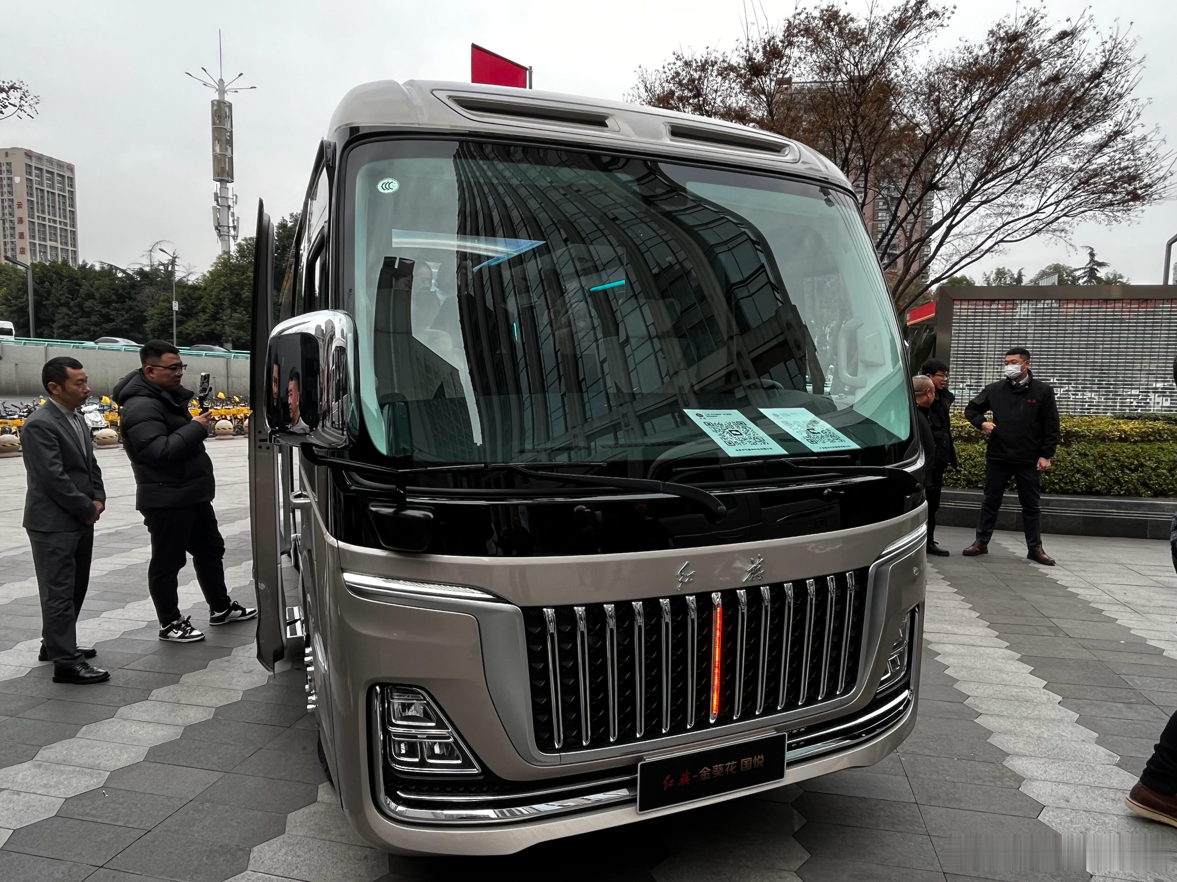 有一天组织安排这个车来接你。红旗金葵花国悅，加推营运版，更大更宽敞更安全更舒适更