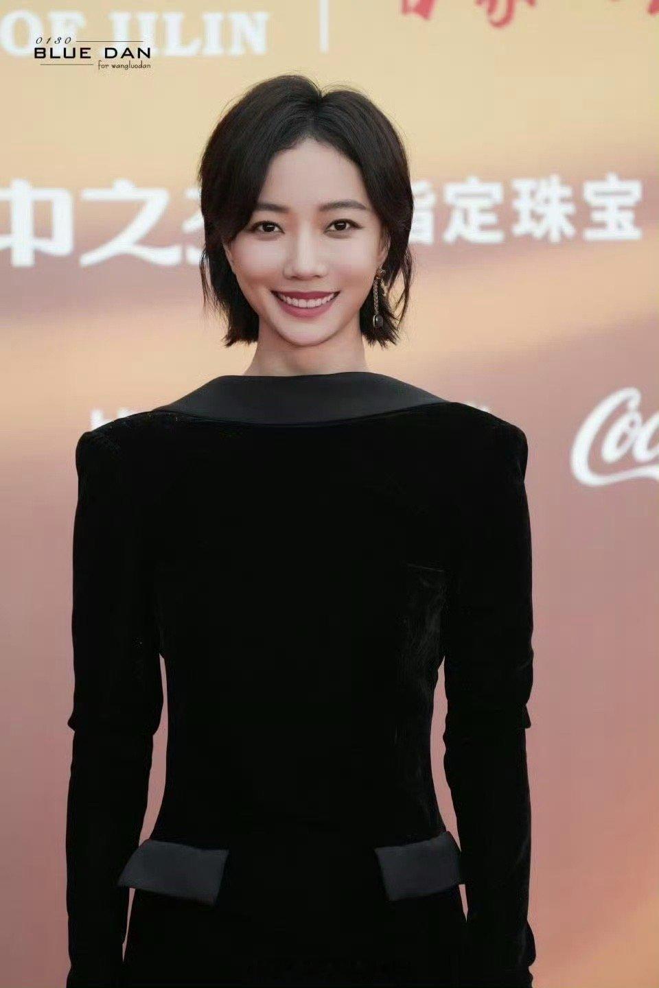 王珞丹好正的气质一袭黑色长裙踏上红毯，每一步都透着沉稳从容，温柔与大气交织成独