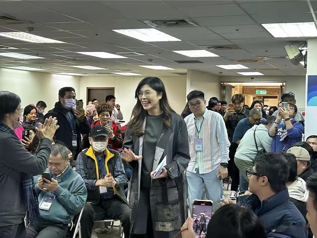 赖清德今天碰瓷郑丽文，被郑丽文骂得灰头土脸，足可以让赖清德气得吐血，赖清德如果还