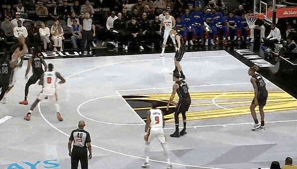 隔扣！杜伦这天赋真令人羡慕！在今天NBA季中锦标赛活塞对阵篮网的第一节比赛中，