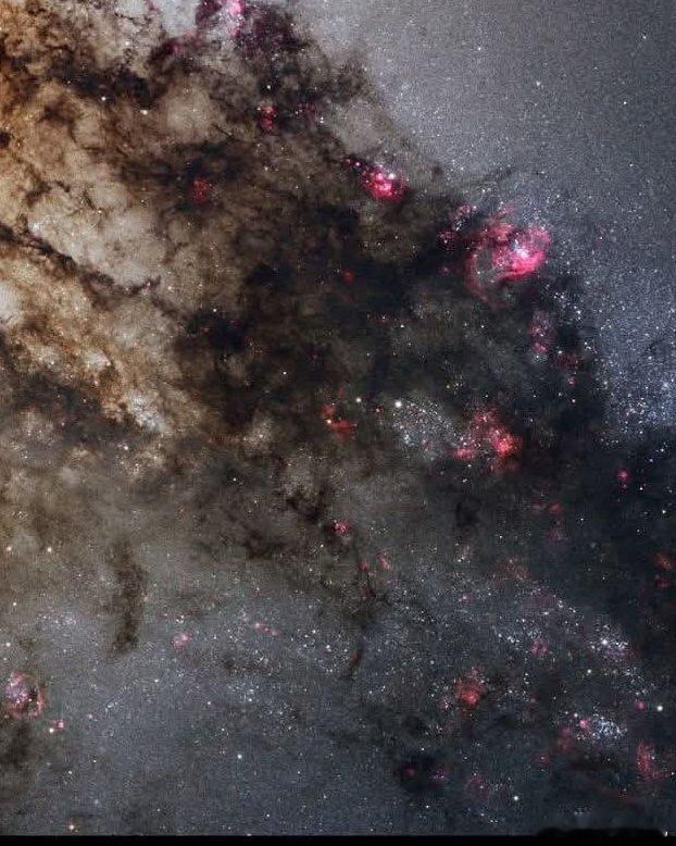 CentaurusA这是哈勃太空望远镜拍摄的活动星系CentaurusA