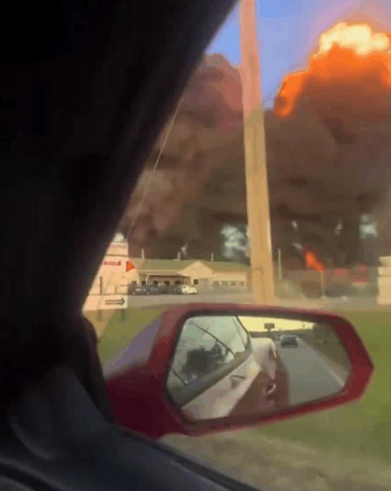 美国飞机坠毁，在地面砸出一条火路 你要是在路易斯维尔那片住着，11月4号下午