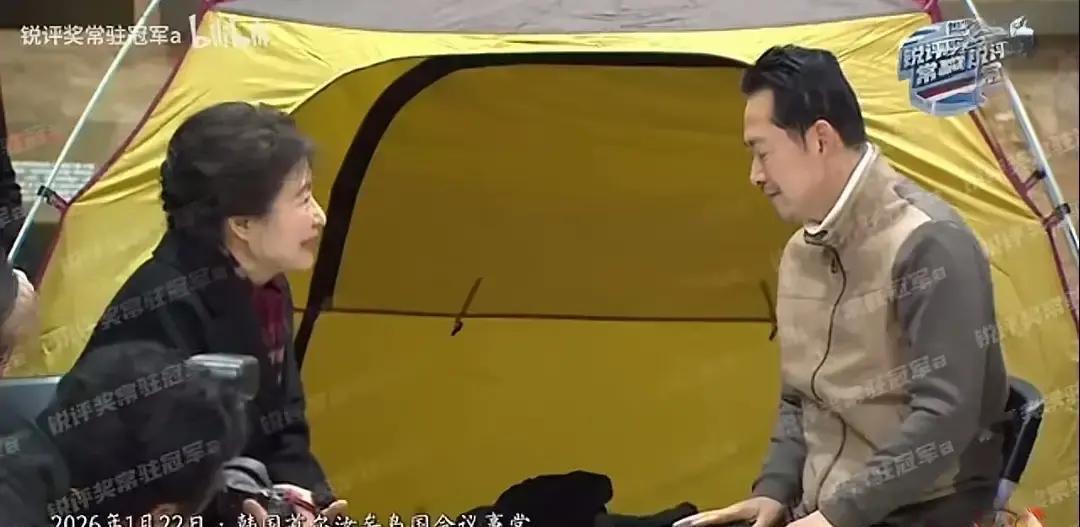 韩国政坛又把“绝食”推到镜头前。淡出权力中心多年的朴槿惠，近日现身探望绝食