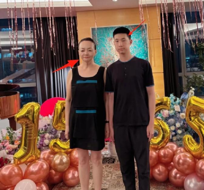 宋丹丹又刷屏了！8月29日，她跟干儿子林大竣同天生日一起庆生，本来挺温馨的事，结