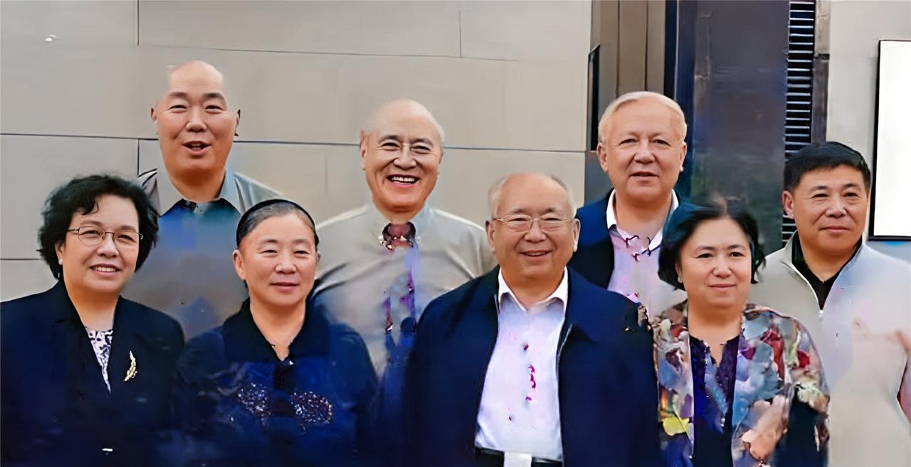 这是四野主要领导的后代聚在一起。前排左一这位卷头发女子是陶铸的女儿陶斯亮。陶铸曾