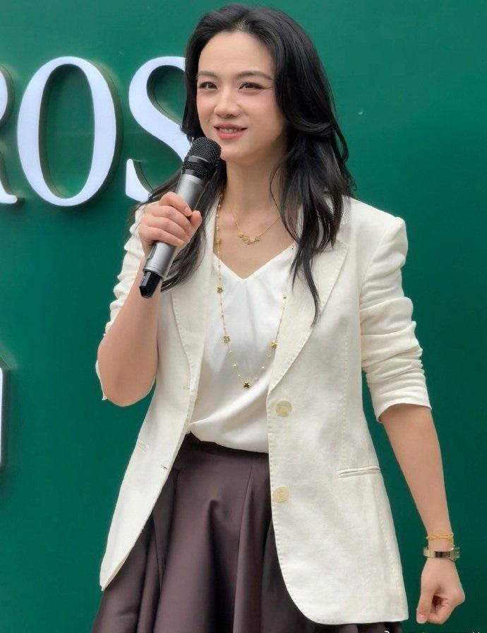 今天汤唯在三里屯出席时尚活动，她这回走轻熟路线，气质相当的好。汤唯里面穿银色