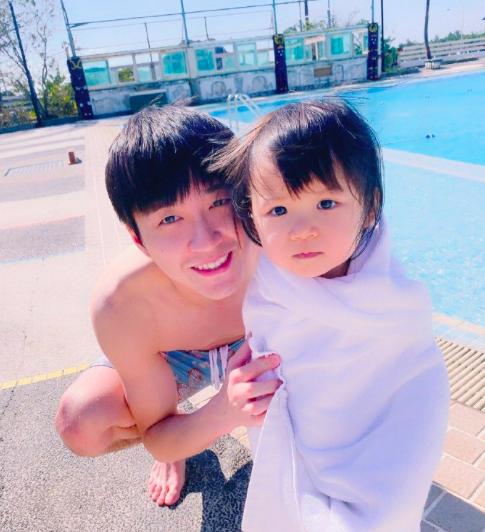 江宏杰两个孩子长得好像，姐弟俩像双胞胎一样，可他们就是不像江宏杰。如今福原爱再婚