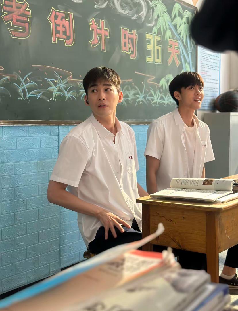 41岁的张翰还在演高中生吗？张翰主演的新电影《正道非盗》开拍，看张翰的穿着和拍
