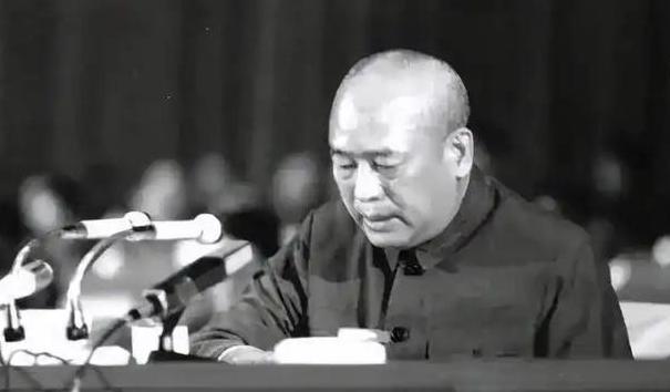 1960年，余秋里为救大庆油田，致电罗瑞卿派飞机运5吨焊条，不料，罗瑞卿怒斥：“