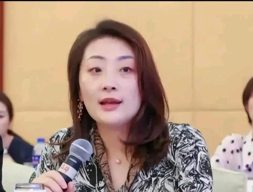 宗老先生刚走，三位手持美国护照的“亲血脉”就杀回争340亿家产！而43岁未婚独