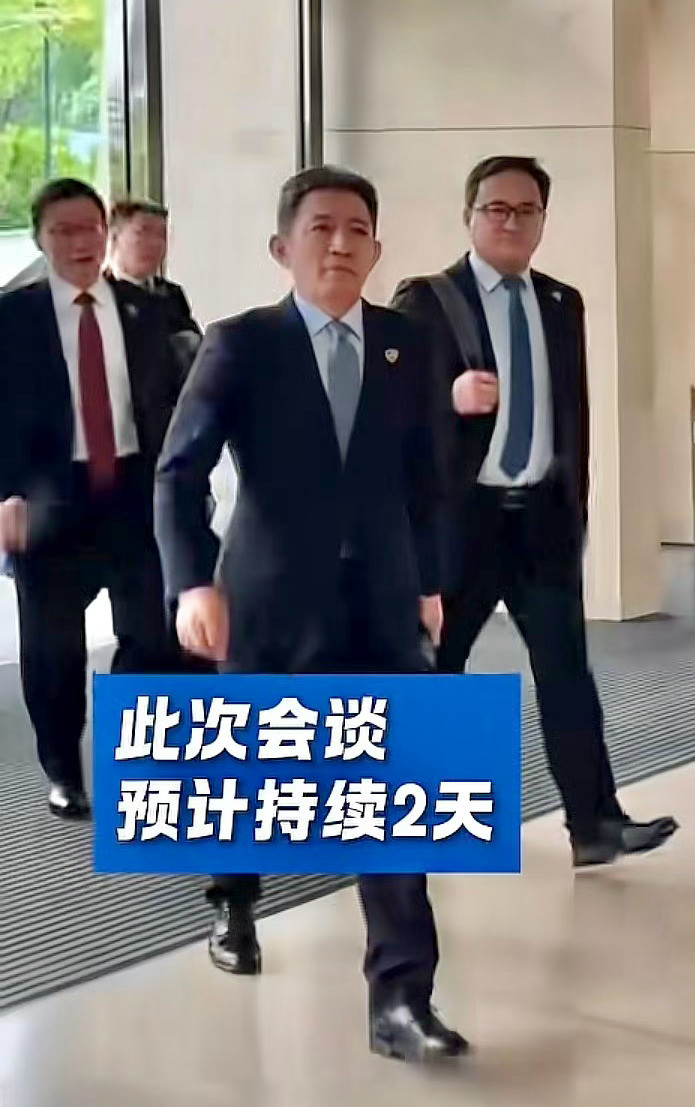 中美新一轮会谈在马来西亚举行，李成钢参与了会谈！根据新闻报道的现场视频来看，中美