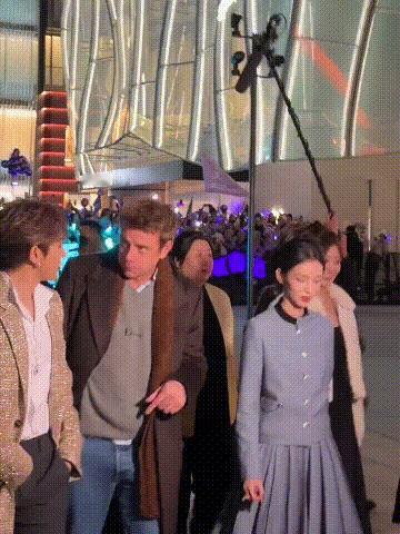 邓为周也线下同框邓为周也这两张脸同框也太权威了，导演快递个本子，想看00后新生代