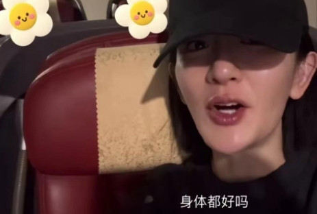 4月8日，谢娜和杨迪一起买了高铁的商务座出行，俩人都戴着帽子，很是低调，上车后，