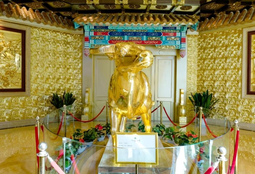 华西村当年花3亿造的一吨金牛，曾被骂死要面子、乱造浪费，如今15年过去，狠狠打了