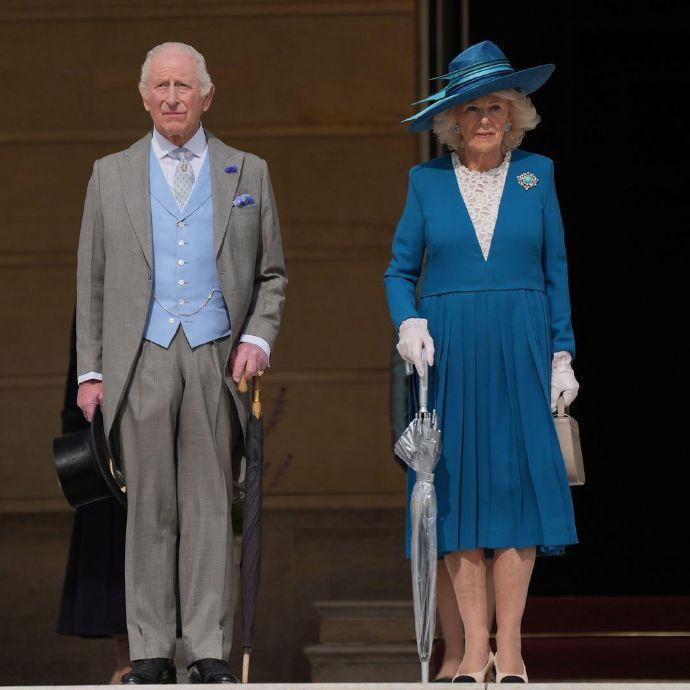 英国王室2025首场花园派对🥳国王夫妇亲自主持，老查的天蓝马甲配老卡的蓝白