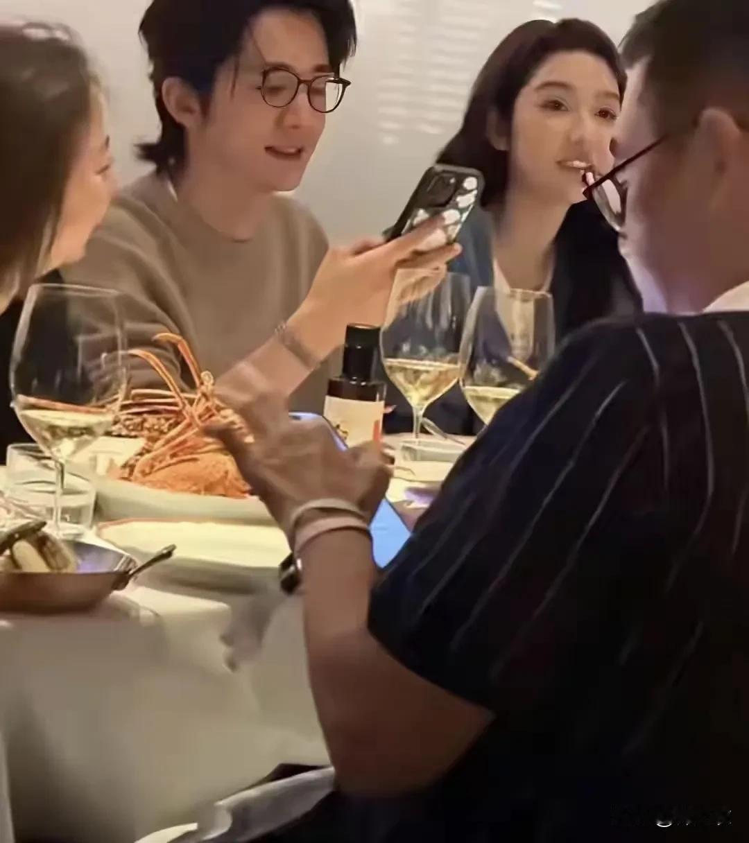 王玉雯和张新成不是发小，因为真正跟她老呆在一起的是她的同班同学刘昊然。感觉很