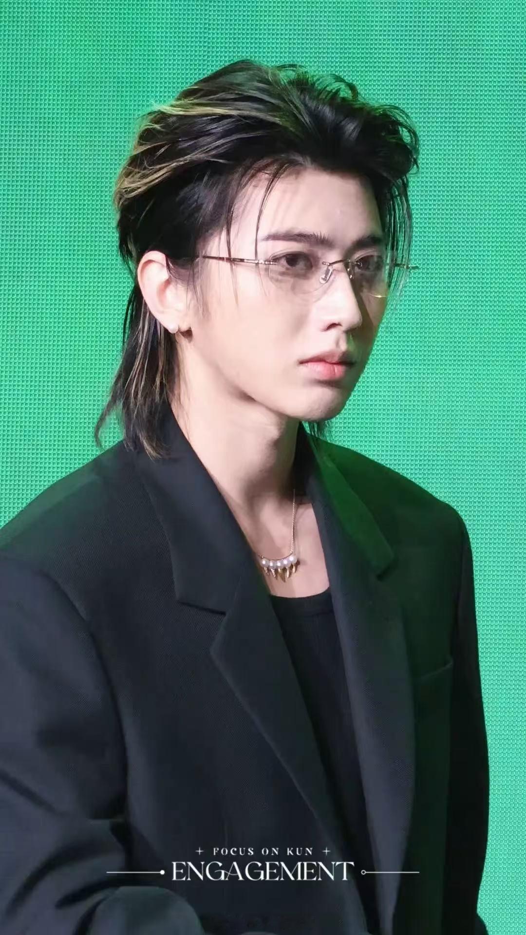 蔡徐坤安慰主持人看到蔡徐坤安慰主持人的时候，真的是觉得太暖心了呀，而且他面对情