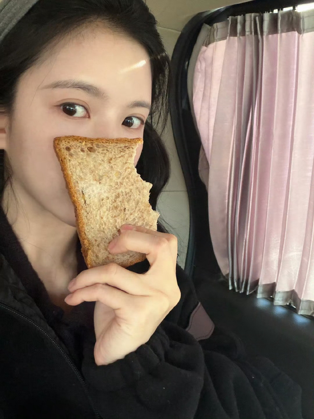 我同意刘些宁小猫卖萌！吃面包好可爱啊！可爱的宁～