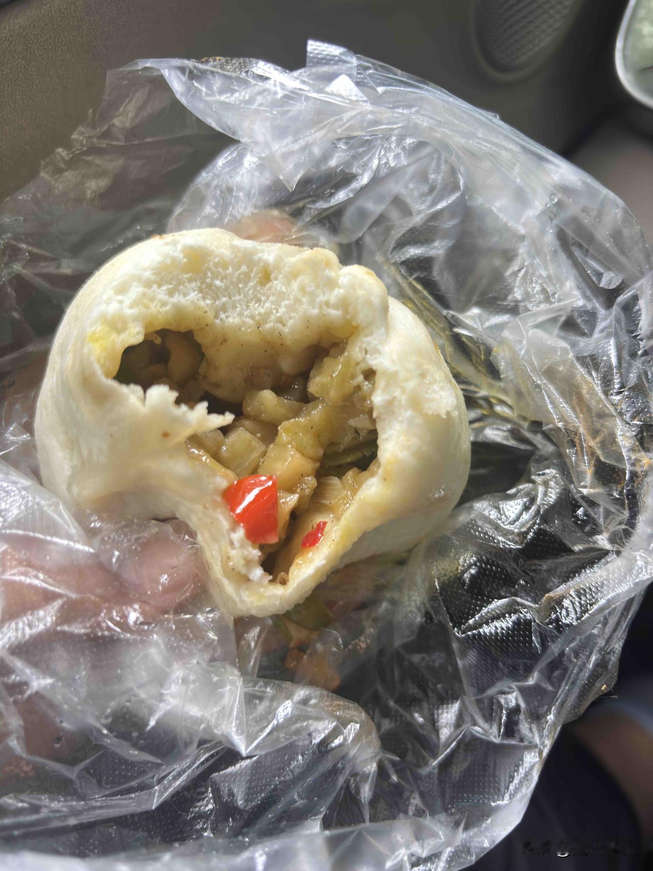 早上在西安买的白水包子，本来想吃豆腐包子，结果卖完了，买的茄子和粉条包子，味道还