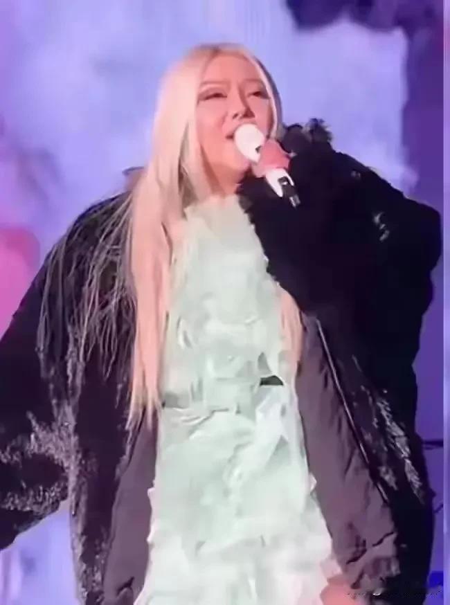 当张惠妹胖成球，她的造型师也太难了！因为不管他的战袍、他的造型设计成什么样，都难
