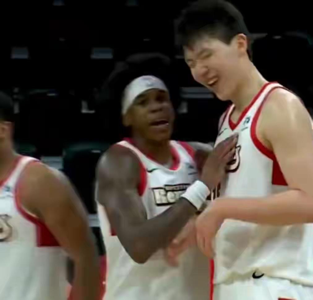 杨瀚森比赛结束前12.6秒用强硬的灌篮打成一记精彩的2+1，帮助混音留住打进季后