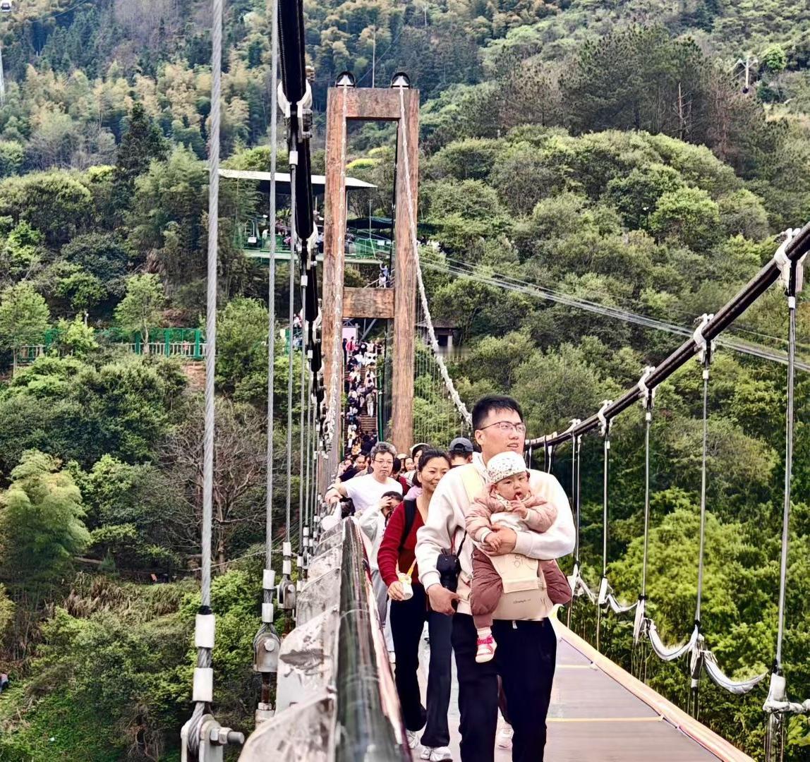 岁月不长，好好爱自己，别辜负日子，别亏了自己人这一辈子，掰着手指头算算，真