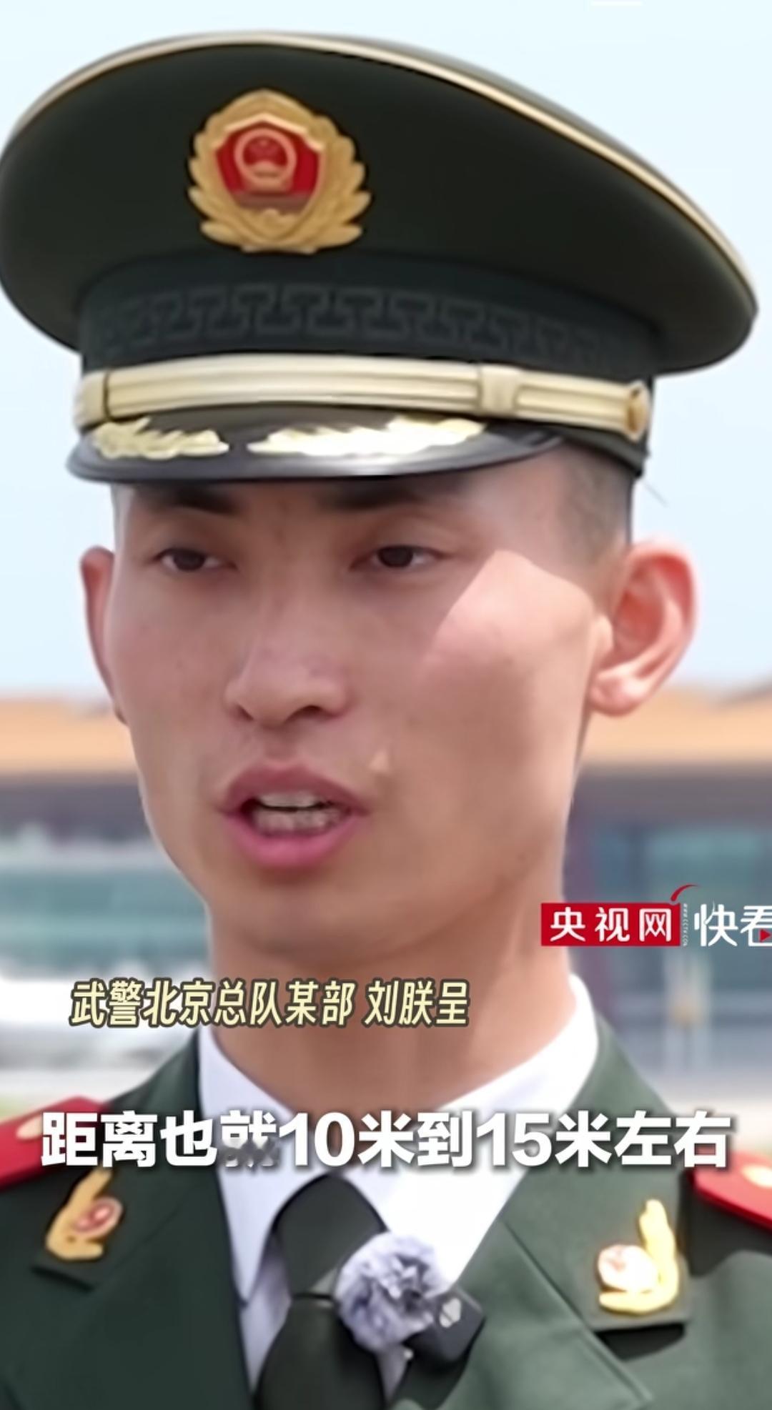 特朗普飞机机翼擦身而过，距离仅10到15米。飞机引擎的轰鸣声震得耳朵疼，滚烫