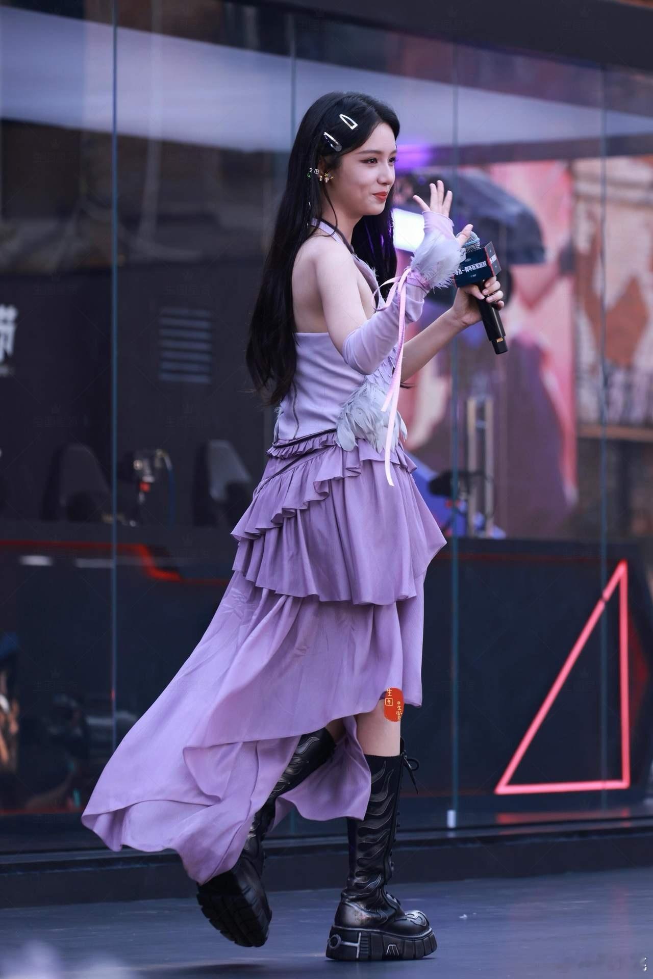 1.时代少年团巡演的赛车主题logo被指抄袭F1商标，F1法务已正式立案调查。2
