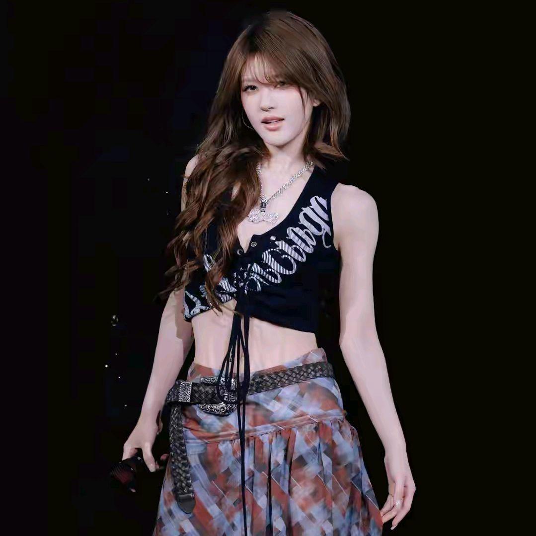 聚光灯下的赵露思，以黑色蕾丝透视装与粉色纱裙演绎双面女王，全开麦唱跳打破偏见，3