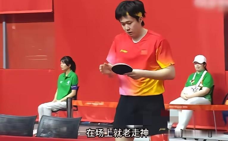 头哥赢下朝鲜队员宇泰龙后，一回到场边就跟皓哥说自己精力跟不上，几个球没盯住，在