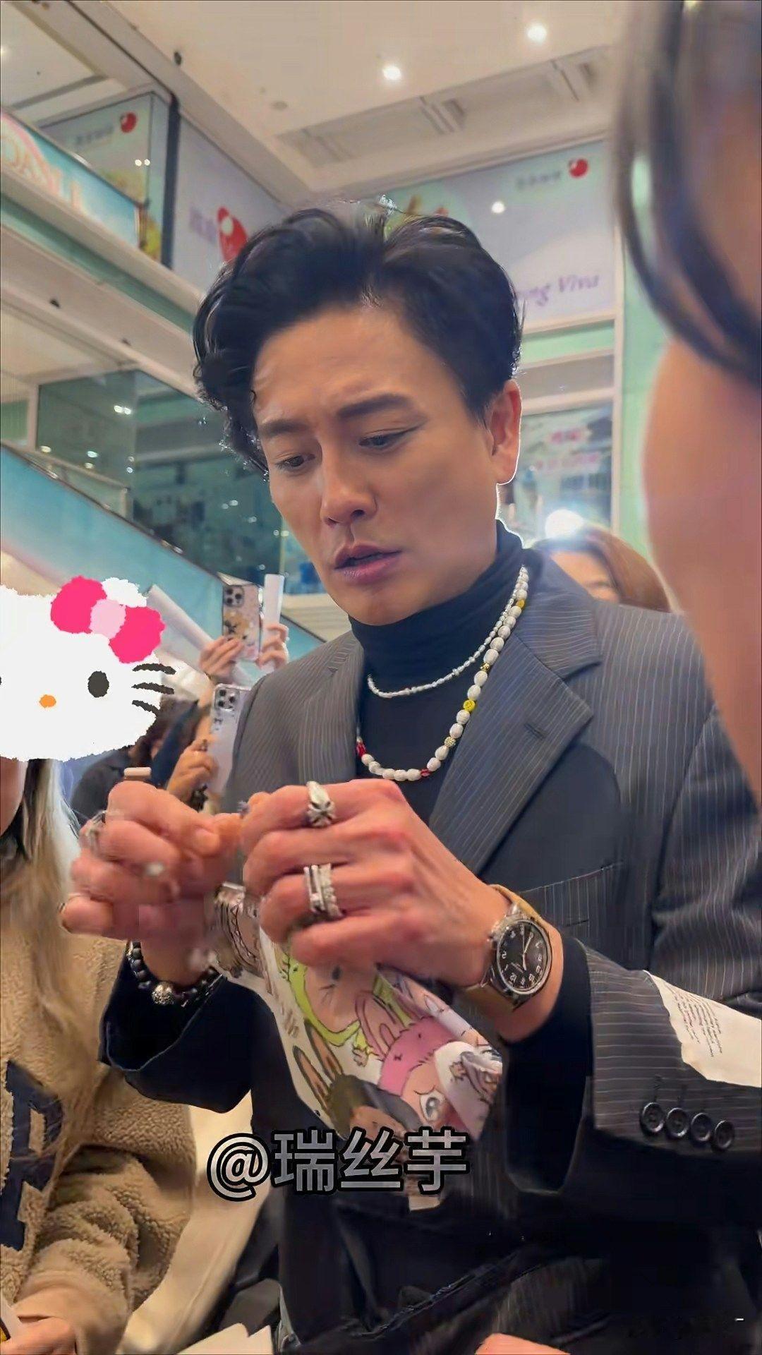 咱就是说黄宗泽也太搞笑了吧！最近在《新闻女王2》活动现场收到粉丝送的盲盒，拆开看