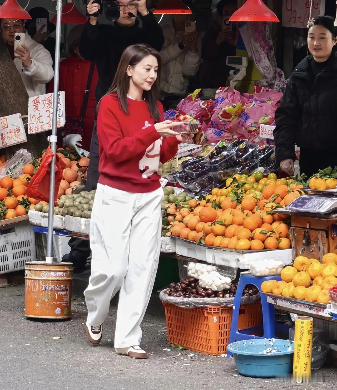 明星不愧是明星大街上一站，网友们随便拿着手机一拍，高圆圆都是美得这么的清新脱俗。
