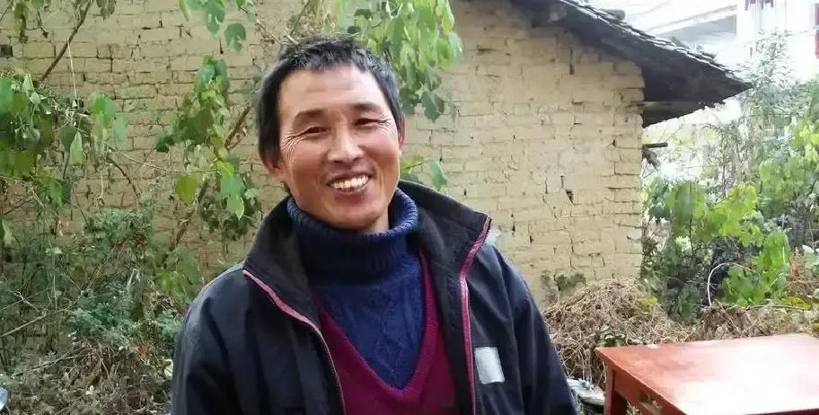 堂哥欠了十几万跑路，去年在新疆被找回来，人却像被抽了魂，天天窝屋里不干活，还嚷着