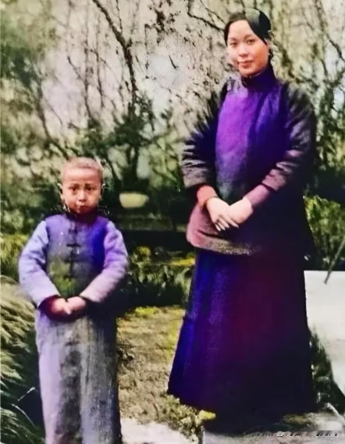 这是1918年，钱学森与母亲章兰娟一张十分罕见的合影。章兰娟端庄秀丽，面容慈善